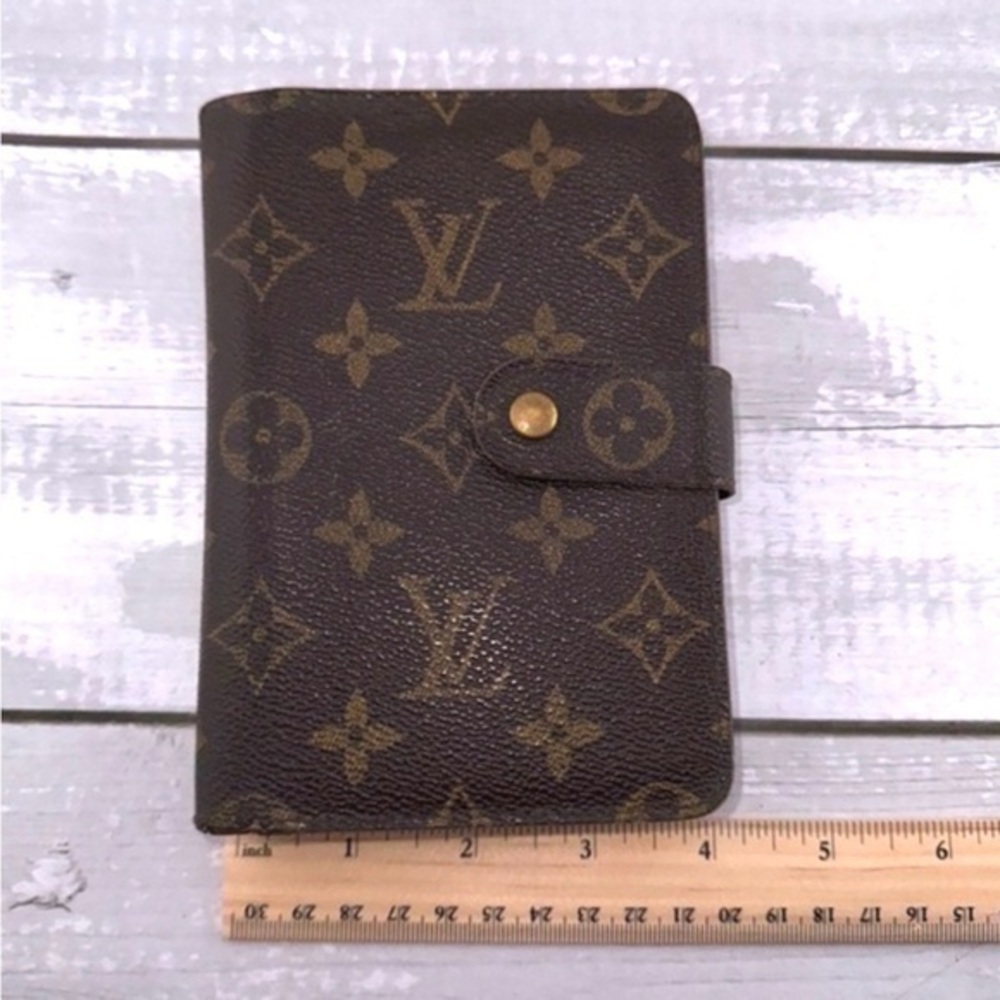 AUTHENTIC Louis Vuitton wallet. Monogram canvas.
